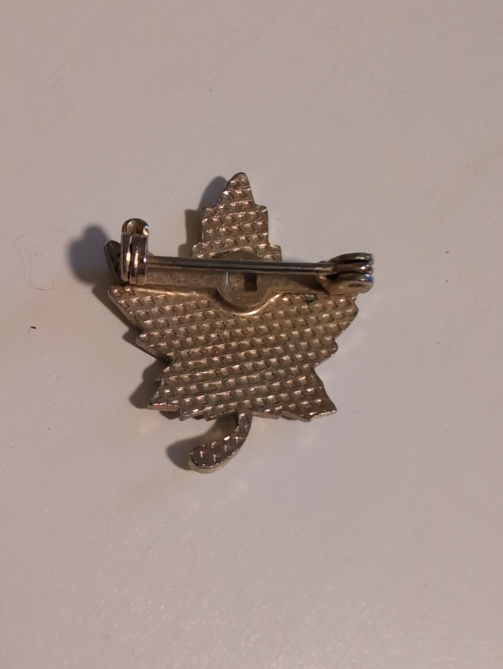 Vintage Canada Maple Leaf Enamel Pin - Picture 2 of 3
